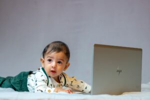 HP Luncurkan OmniDesk Mini Entry-Level dengan Prosesor Wildcat Lake